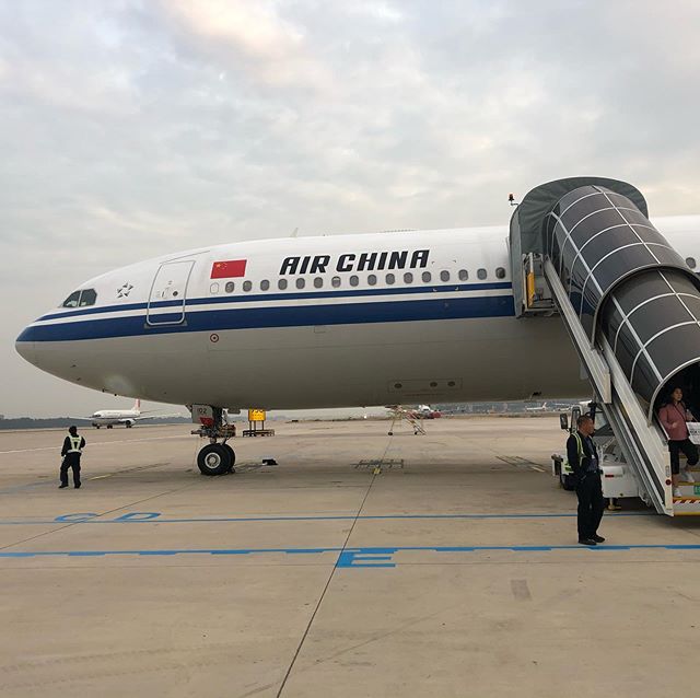 北京空港に到着です。この時点で集合から11時間50分が経過。これから入国手続きして、ホテルまで約2時間の行程です。#やっぱり遅延#中国は広い