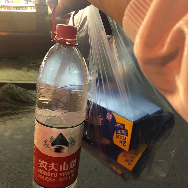 中国では鉄板。ホテルに着くと店を探し水と奥利奥(オレオ)を購入します。中国の奥利奥美味しいんですよ〜。食べる分ではなく、子ども達とかのお土産用です😀#日本のよりうまい#ミニスーパー#お金はサイズからではなくポケットから#北京市#どんな小さな店でも電子マネーがある#数字だけは一瞬で聞き分けられる#わかる言葉は武術用語のみ